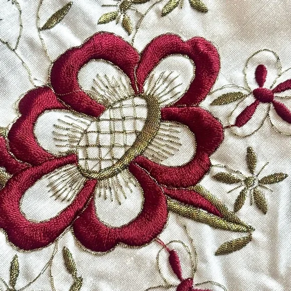 Vintage floral embroidered cream round tablecloth gold accent fringed 71.5” - Picture 2 of 9